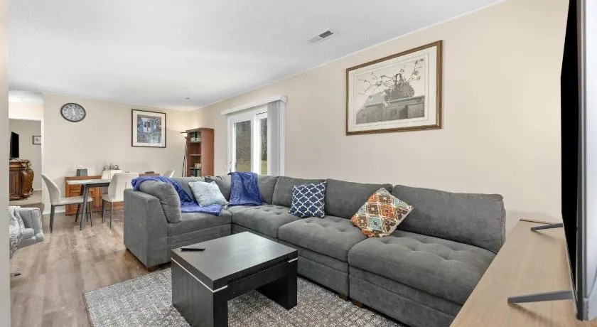 Cozy 2BR - Condo -Near Zoo - Fast WiFi -Garage - Image 1