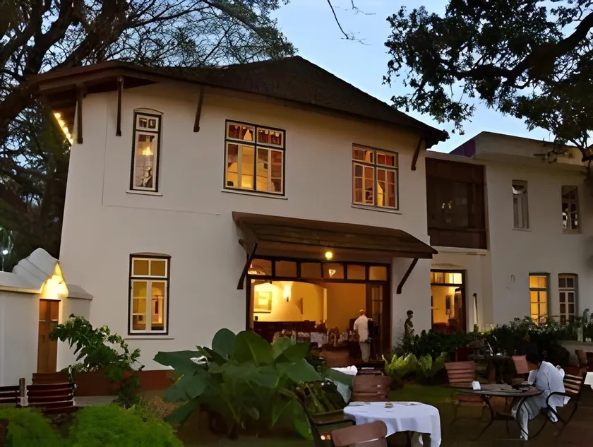 Old Harbour Hotel - Image 1