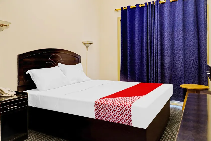 Super OYO 800 Moon Creek Hotel - Image 1
