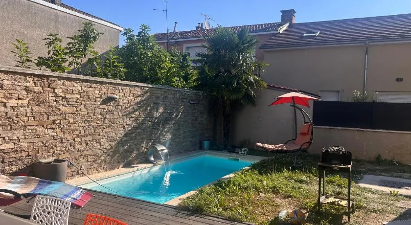 Maison moderne et spacieuse avec piscine - Image 1