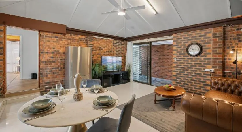 Cozy Comfort 4BR near Malls and Transport - Image 1