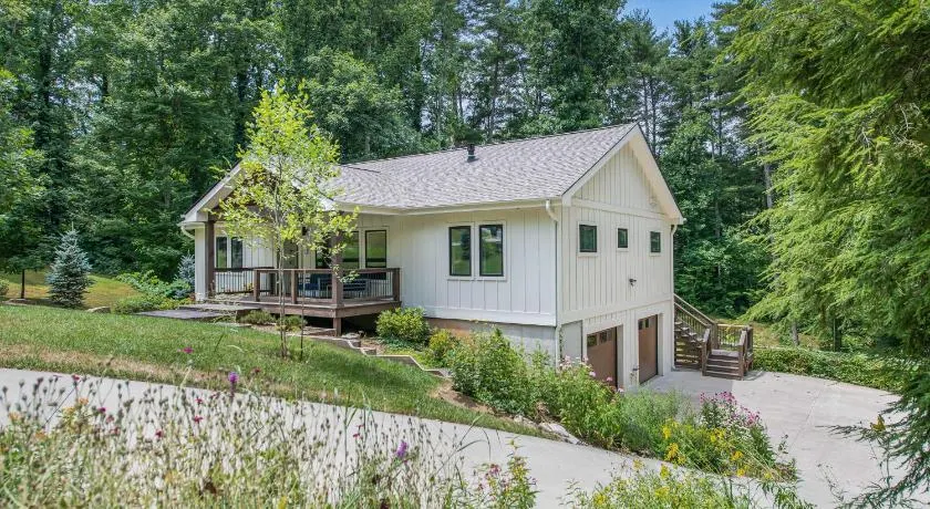 10 Min to Downtown Asheville. Luxury Finishes. Hot Tub & Game Room - Image 1