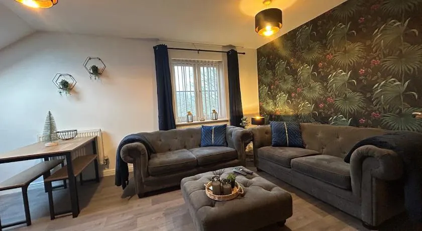 Parkway Court - Two bedroom, two bathroom open plan apartment - Image 1