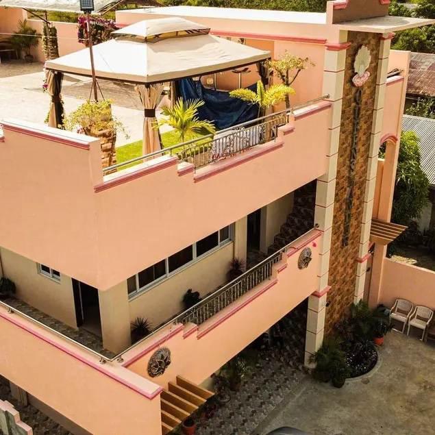 Queenslander Hotel and Restaurant - Image 1
