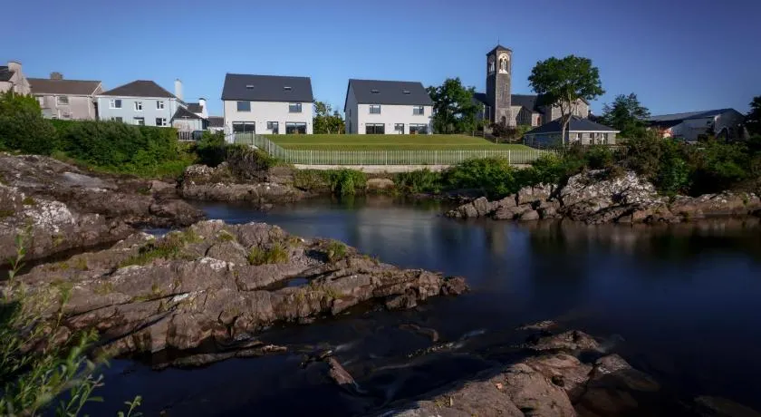 Large detached home in the heart of Sneem to sleep 14 people - Image 1