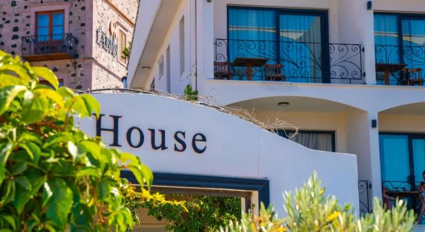 Cunda House Küçük Otel - Image 1