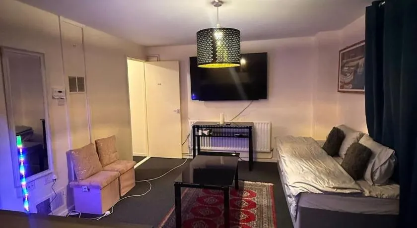 Full flat near cmk central Milton Keynes train station & walking distance to Milton Keynes Hospital - Image 1