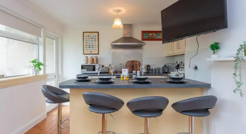 Free Parking - City Centre - 3 Bedrooms - 5 Guests - Image 1