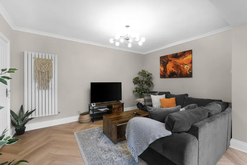 Stylish 5-Bed Surrey Home, Garden and Free Parking - Image 1