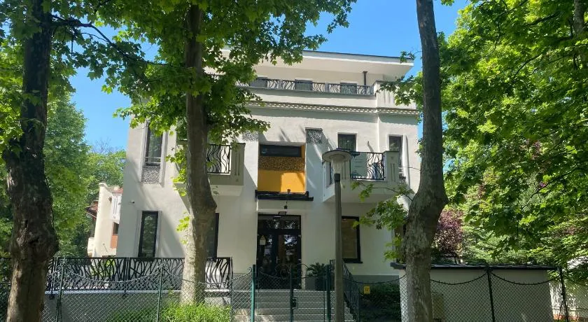 Annie Villa - Image 1