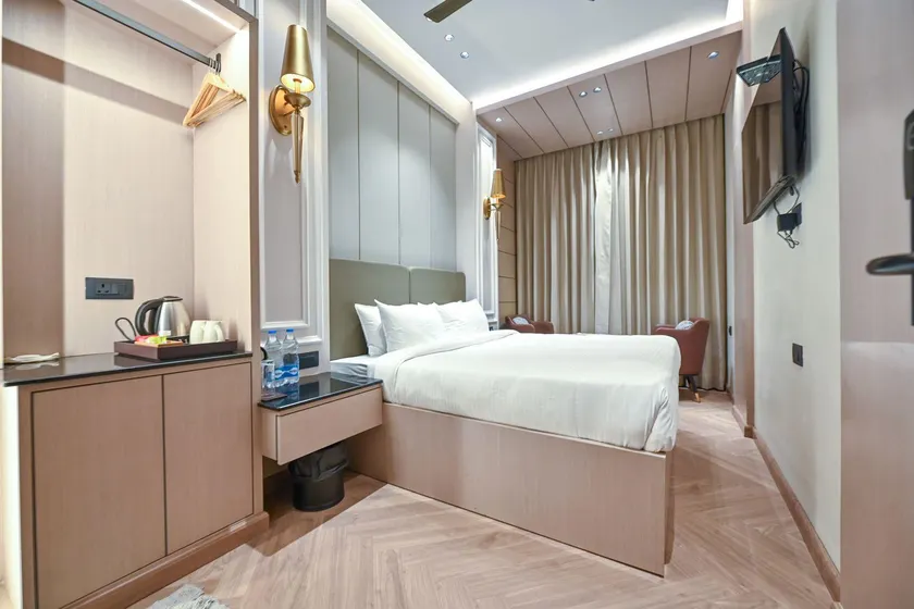 Hotel The Royal Placid - Image 1