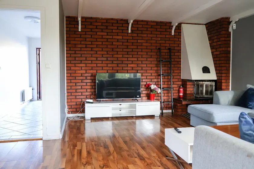 Workers • 8BR • 13 Beds • 2 Kitchens• Parking - Image 1