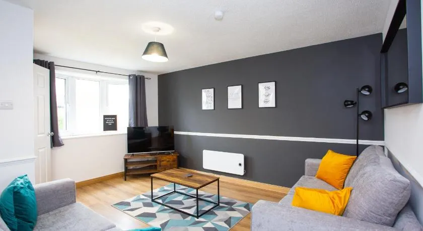 GERARD WALK - Spacious Home, High Speed Wi-Fi, Free Parking, Garden - Image 1