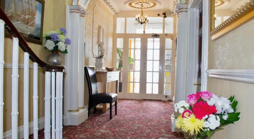 Helmsman Guesthouse - Image 1