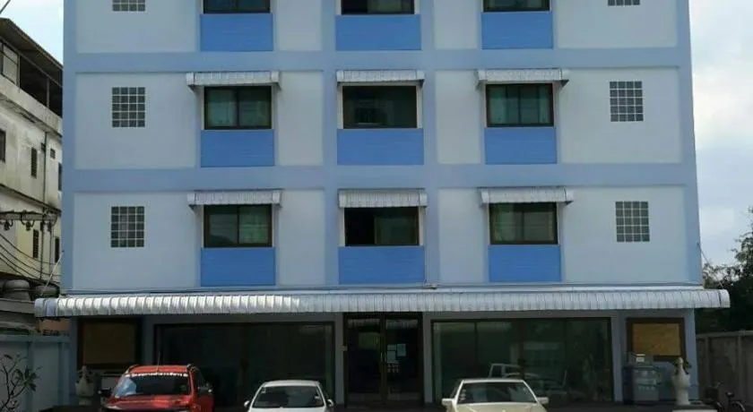 หอพักรักษ์สุวรรณ Raksuwan Apartment - Image 1