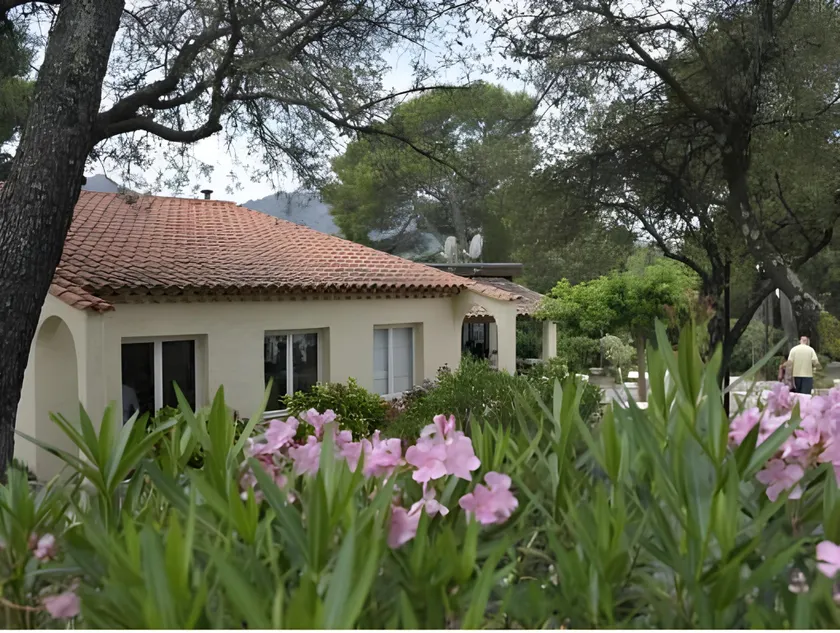 Chalet con barbacoa, terraza y jardín - Image 1