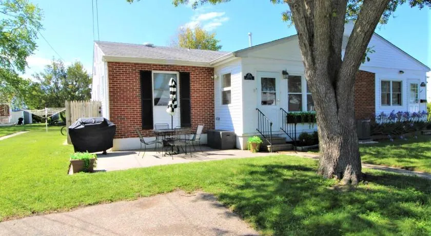The 717 Charming Village Green Retreat - Image 1