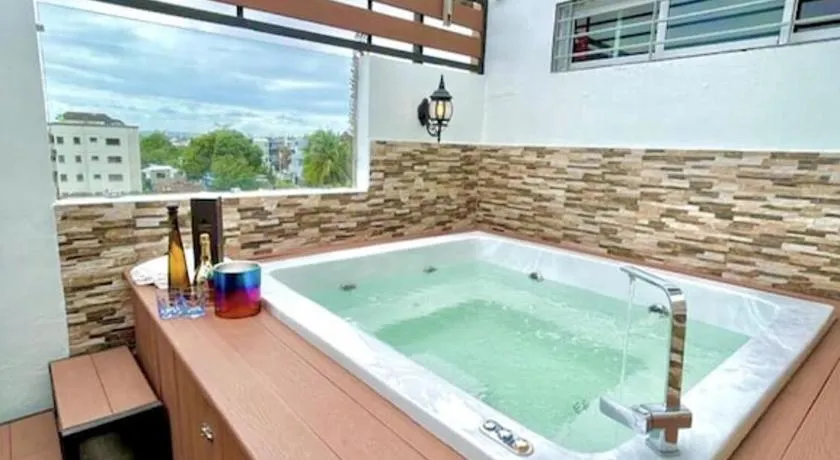 Luxury 5 Beds Penthouse - Private Jacuzzi & Karaoke Bar & Free Parking - Image 1