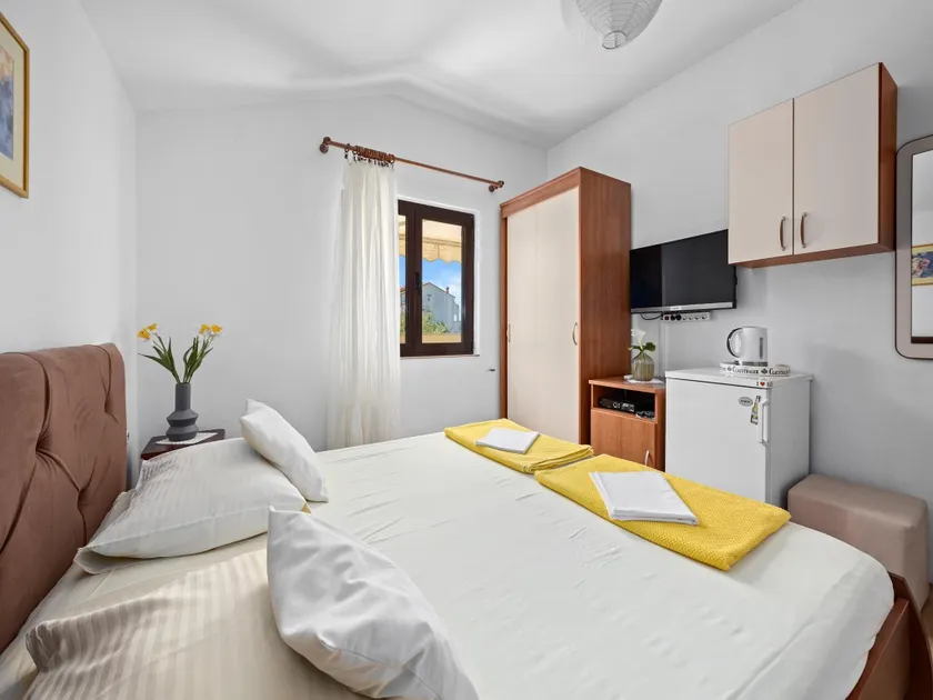 Holiday Home on Beach with Waterfront Views - Image 1