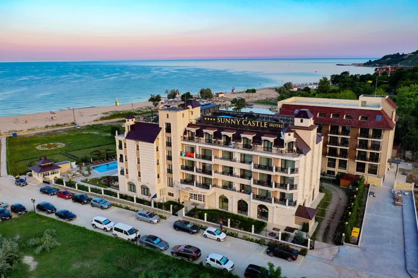 Sunny Castle Hotel - All Inclusive, Beach and Free parking - Image 1