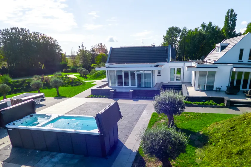 Unieke grote villa met XXL JACUZZI max 16 personen - Image 1