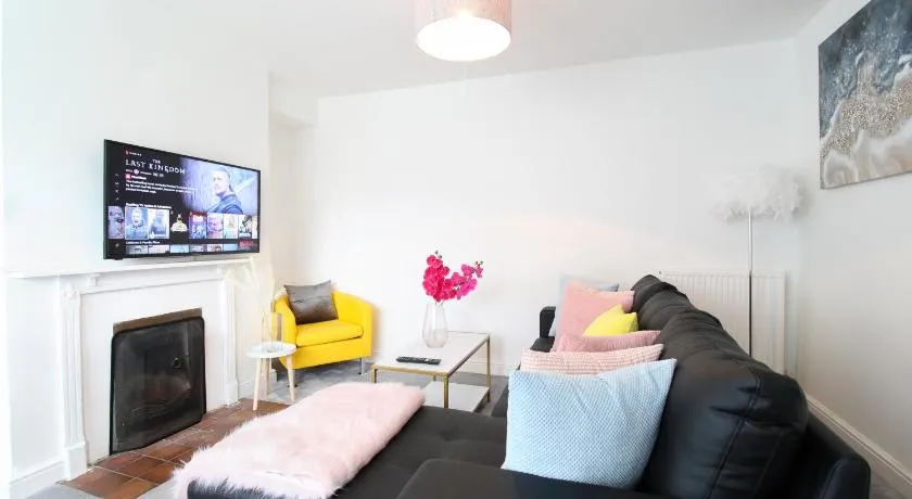 Virexxa Aylesbury Centre - Deluxe Suite - 3Bed House with Free Parking - Image 1