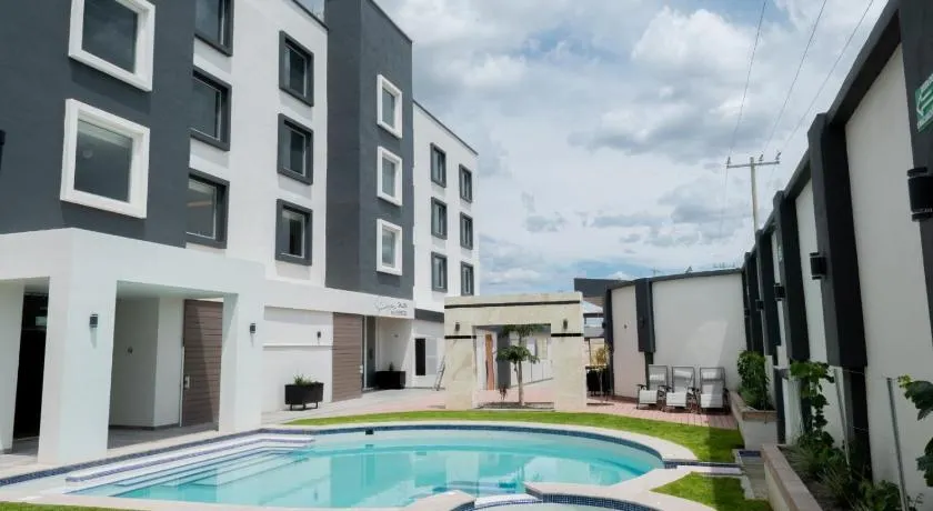 HOTEL MERLOT INN - Image 1