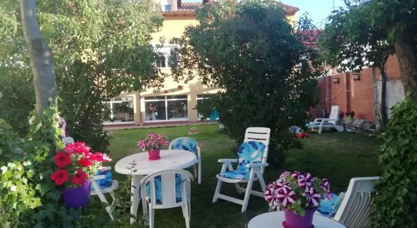 Boleta A 5 minutos de León, casa con jardín - Image 1