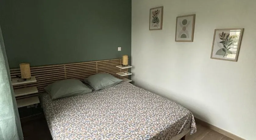 chambre avec salle de bain et coin kitchenette - Image 1