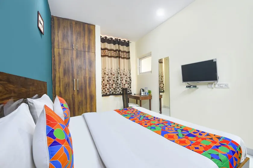 Royal Hotel - Image 1
