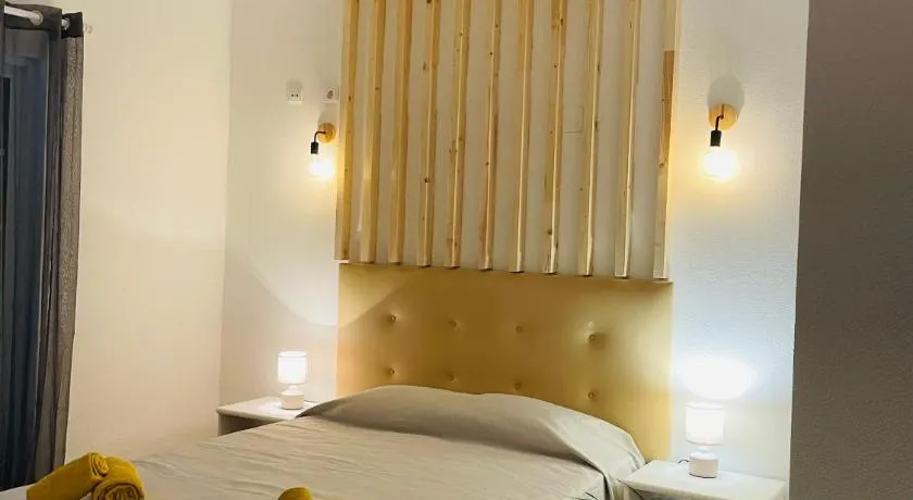 Travellers Guesthouse - Image 1
