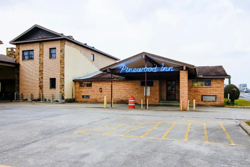 OYO Pinewood Inn & Suites Silsbee - Image 1