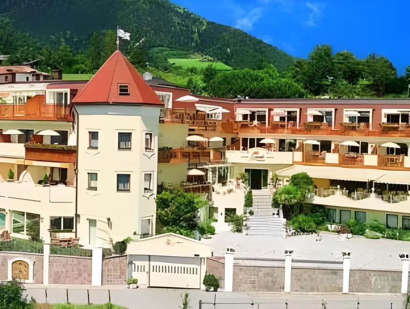 Small & Beautiful Hotel Gnaid - Image 1