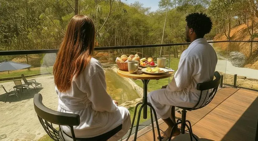Chalé com banheira, piscina e cachoeira privativa - Image 1