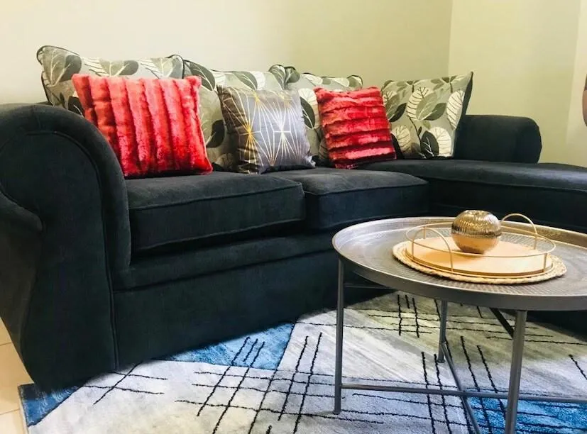 Neat and cozy apartment in central Rosebank with unlimited Wi-Fi and backup power - Image 1