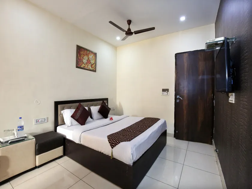 OYO 9323 Hotel Sidana Solitaires - Image 1