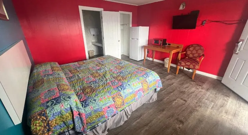 Pinelodge Motel - Image 1