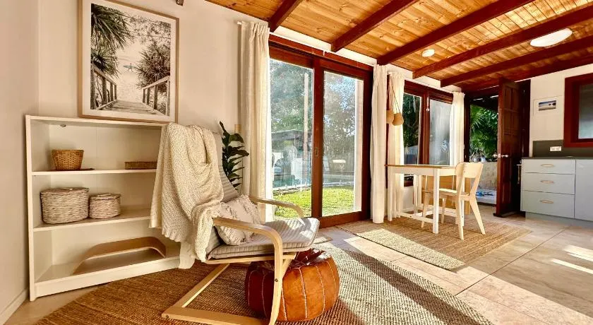 Private Access Retreat 1 Queen Bedroom w Stunning Pool and Ocean Views - Image 1