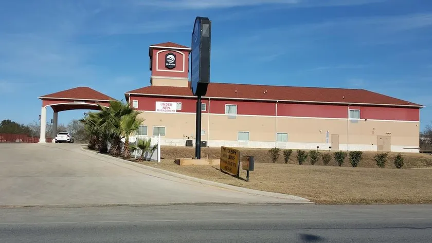 Super 8 Floresville - Image 1