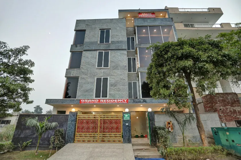 Townhouse Grand Residency - Image 1