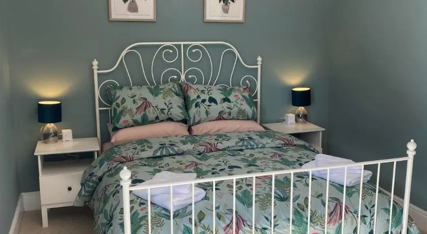 Brooklands Guest House - Image 1