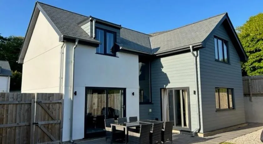 No 1 The Paddock - Spacious holiday home with a hot tub - Image 1