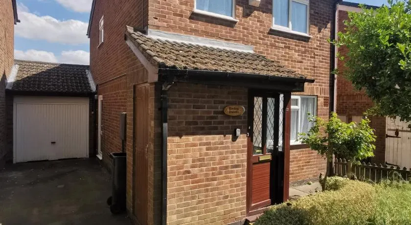 Detached 3 Bedroom House in Leicester with Private Parking - Image 1