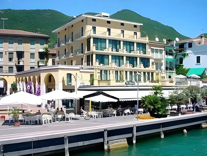 Hotel Du Lac Gardone Riviera - Image 1