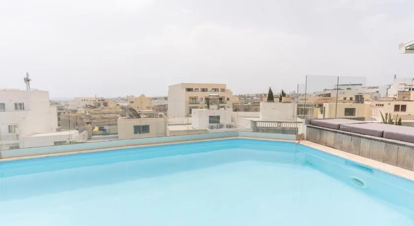 Large apartment with pool - Image 1
