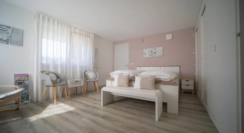 Studio Living... - Image 1