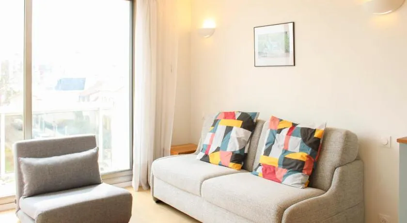 Renovated studio with quiet balcony - Image 1