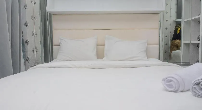 Comfort with City View Studio Tifolia Apartment By Travelio - Image 1