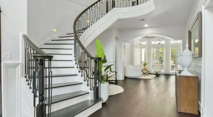 Luxury Mansion in The Woodlands TX with Heated Pool, Spa, BBQ & Basketball Court - Image 1