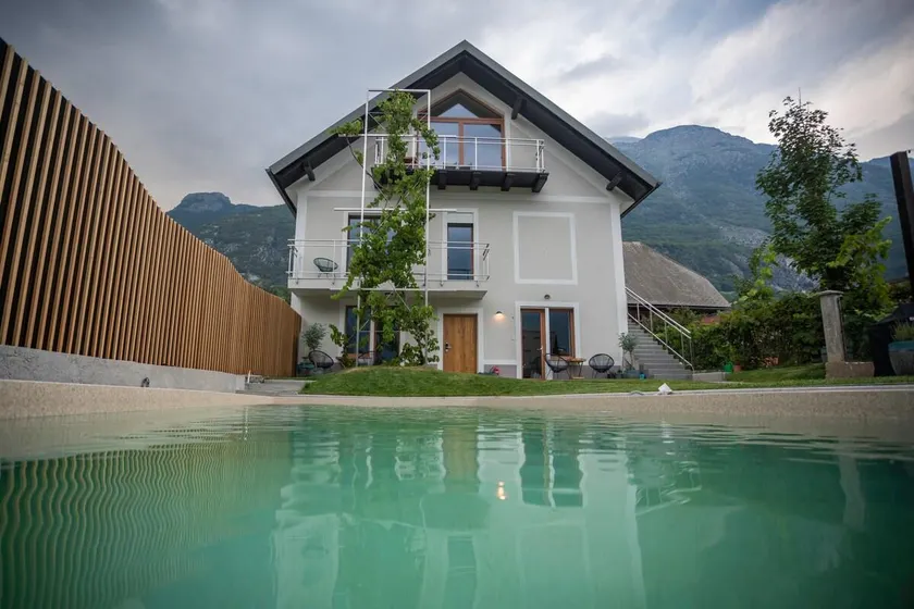 Modern apartment with pool & mountain view - Image 1